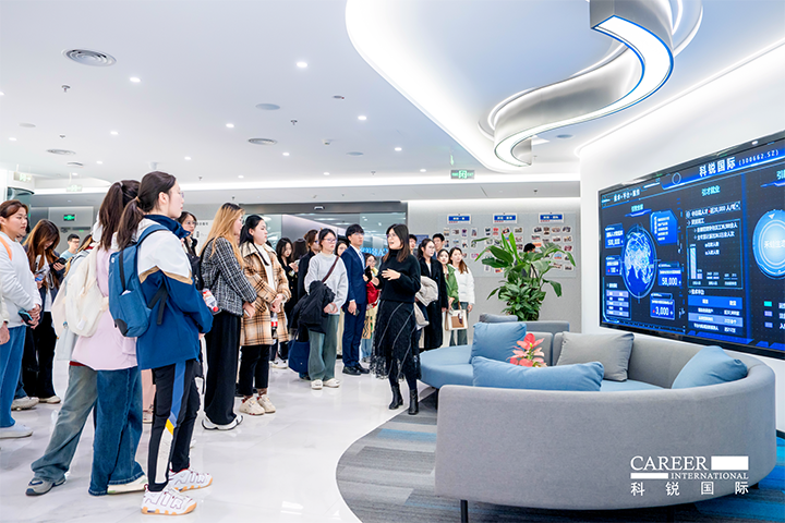 知名人力资源供应商yl23411永利国际在企业参访活动中为拜访嘉宾与学生介绍公司基本情况